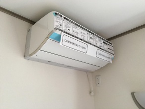 火災などの問題で、家電量販店ではエアコン専用コンセントが設置されていない場合、エアコンを取り付けしてくれません。その場合は、エアコン専用回路コンセント工事(専回工事）が必要です。