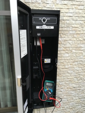 壁掛充電用ボックスの中には充電用コネクター及びCCIDホルダーが完備、充電スイッチも内蔵されています。