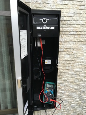 壁掛充電用ボックスの中には充電用コネクター及びCCIDホルダーが完備、充電スイッチも内蔵されています。 壁掛充電用ボックスの中には充電用コネクター及びCCIDホルダーが完備、充電スイッチも内蔵されています。