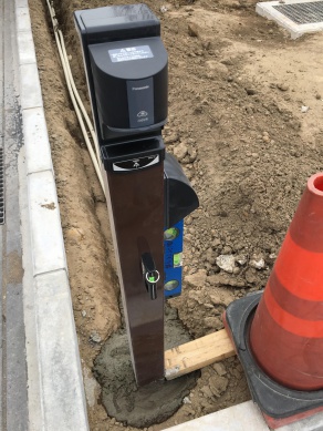 ミライ 給電ポールMRP-2B(ブラウン)にEV・PHV・PHEV用200Vコンセント(正面)と100Vコンセント(右側)をパブリックスペースに設置いたしました(工事途中の様子) ミライ 給電ポールMRP-2B(ブラウン)にEV・PHV・PHEV用200Vコンセント(正面)と100Vコンセント(右側)をパブリックスペースに設置いたしました(工事途中の様子)