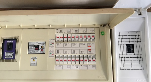 このようにメインの分電盤(左)に空き回路がない場合、分岐ボックス(右)を併設しまして、その中にEV専用漏電遮断器(ELB)を収納いたします。7,000円(税別)が加算されます。